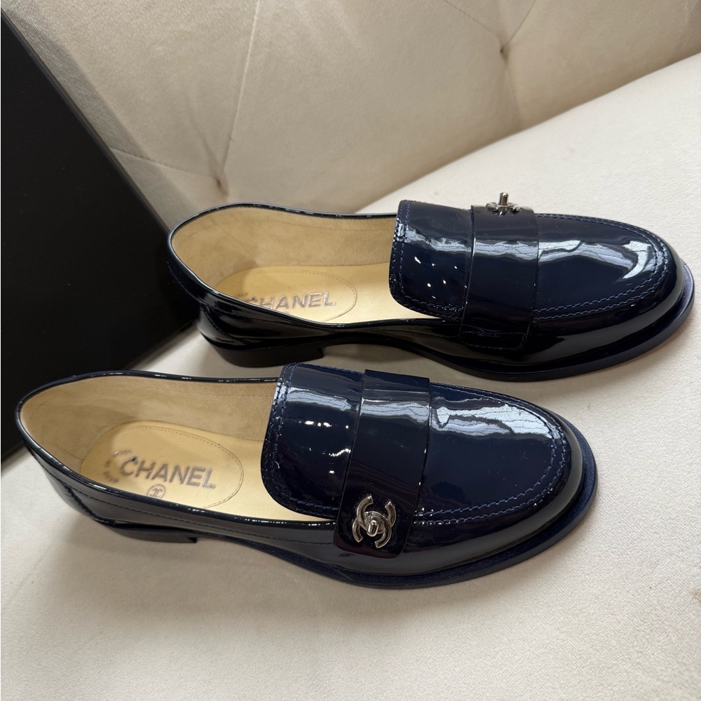 CHANEL Navy Blue Patent Leather Loafers size 39 - Picture 5 of 12